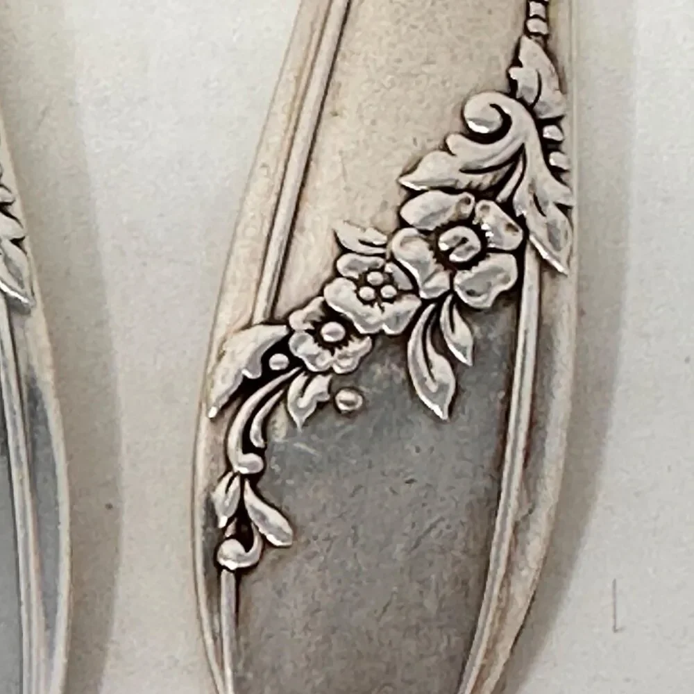 Oneida Tudor Plate Queen Bess 2 Silverplate Flatware 7 Piece Silverware Set 1946